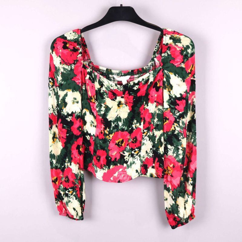 Baksida av topp med designad hals