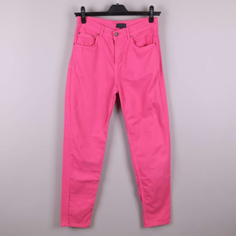 Rosa jeans framifrån