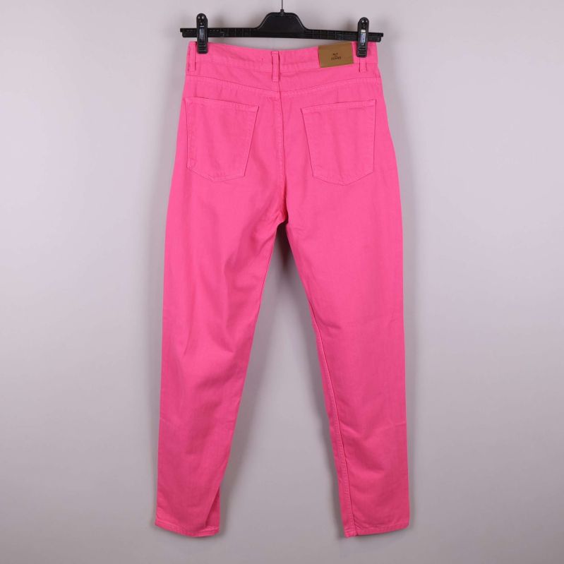 Rosa jeans bakifrån
