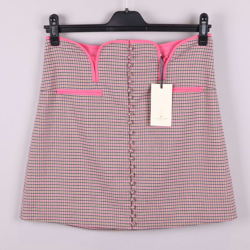 Baksida med rosa detaljer