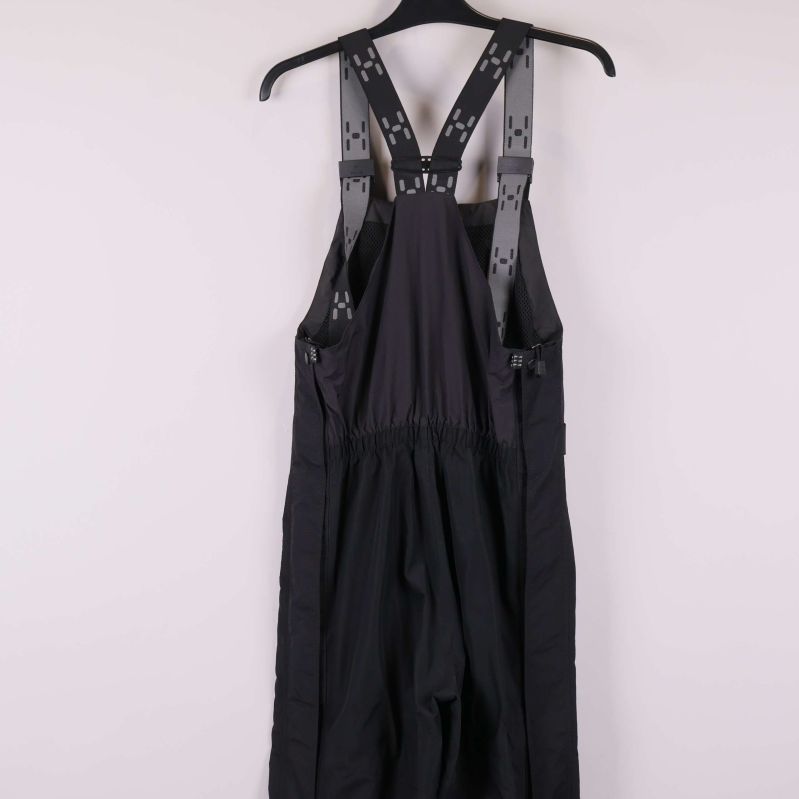 Närbild på elastisk rygg och hängslen baktill