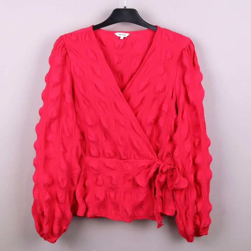 Framifrån vy av omlottblusen