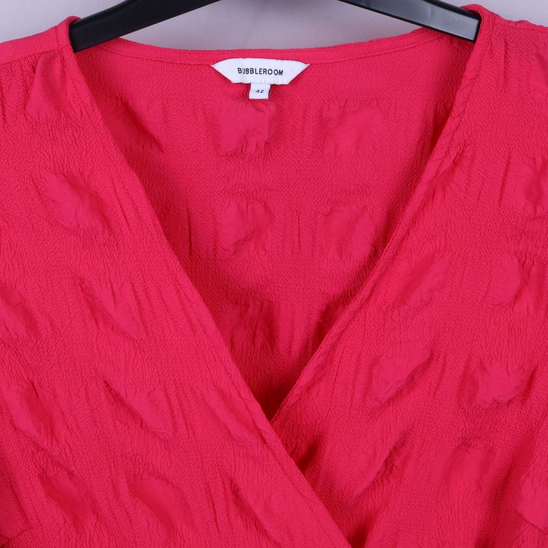 Närbild av krage och etikett