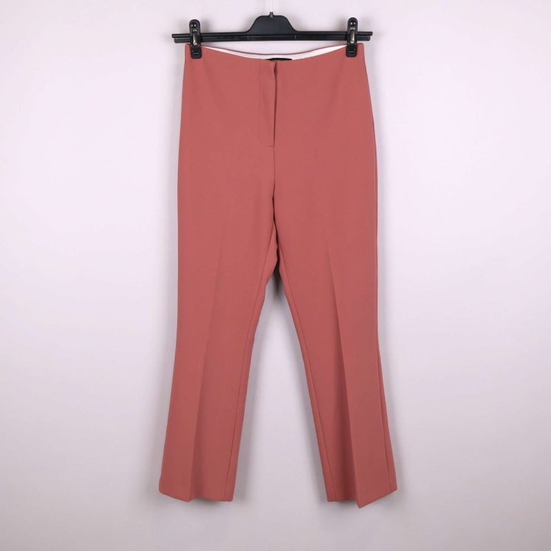 byxor upphängda framifrån med pressveck