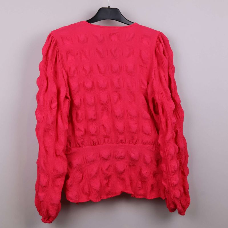 Bakifrån vy av omlottblusen