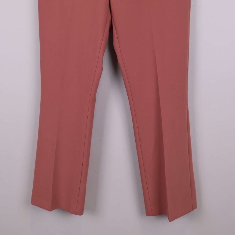 Raka ben med slitsdetalj