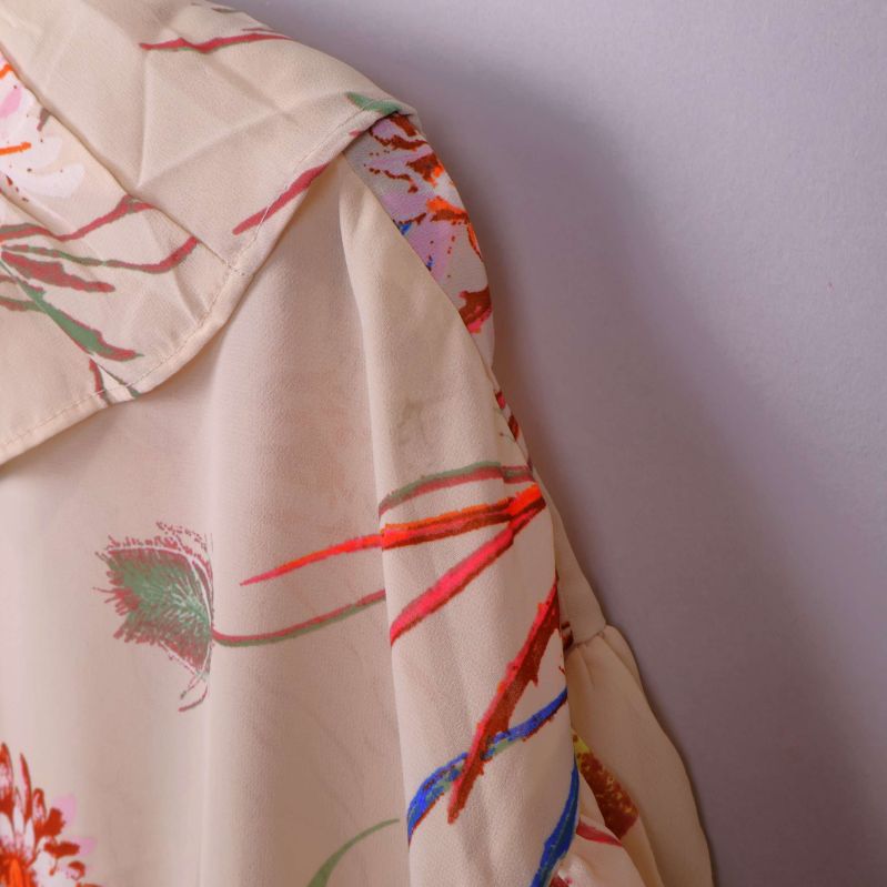 Axlar och volangdetalj