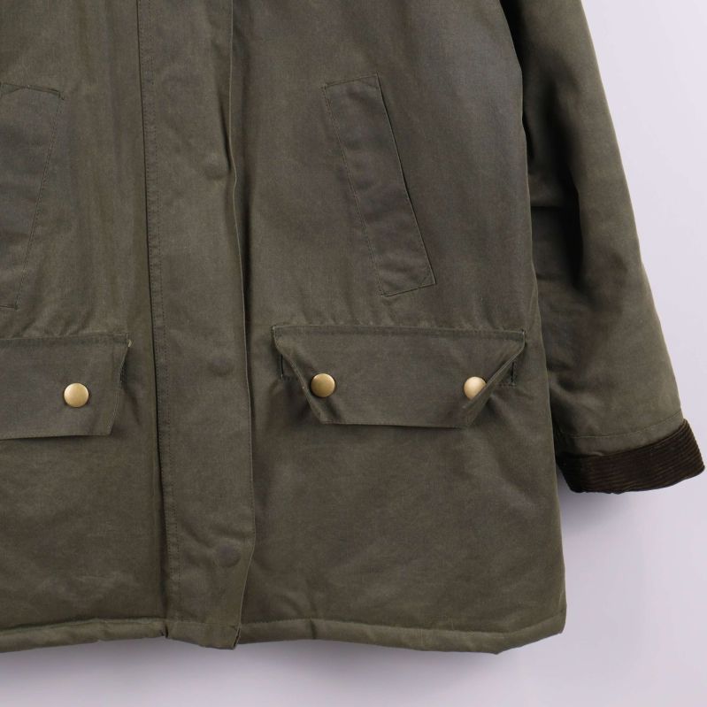 Närbild på jackans högra ficka med tryckknappar