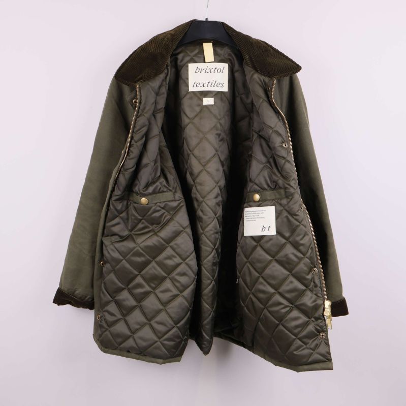 Quiltat innerfoder och etiketter på insidan av jacka