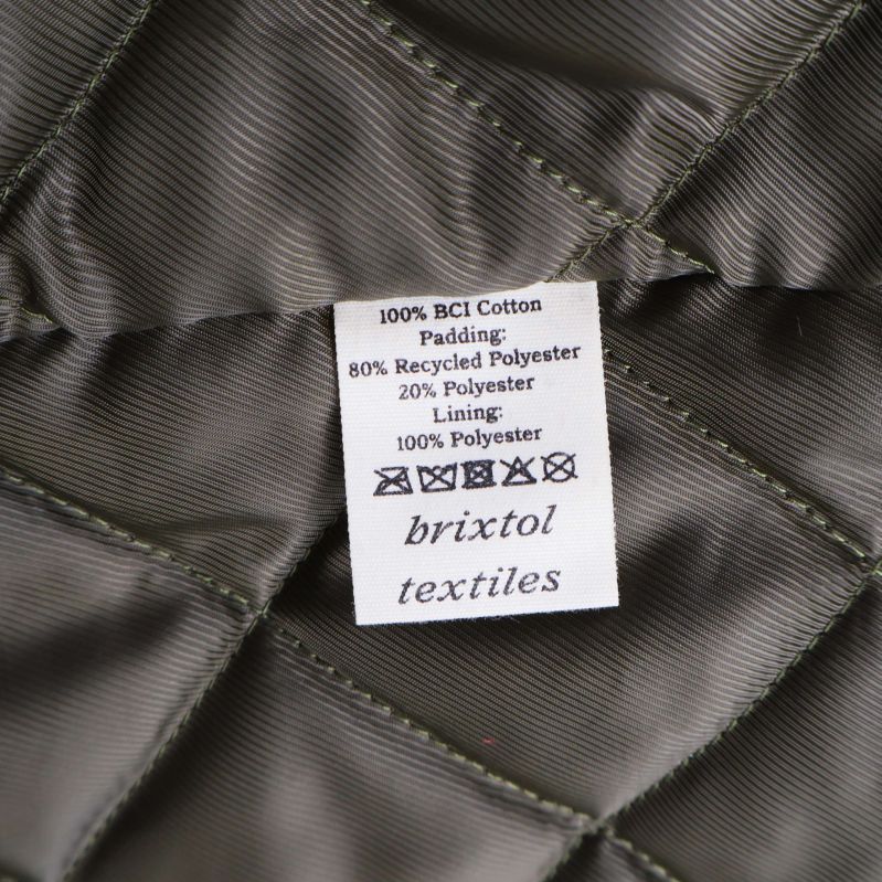 Materialetikett med information om bomull och polyester