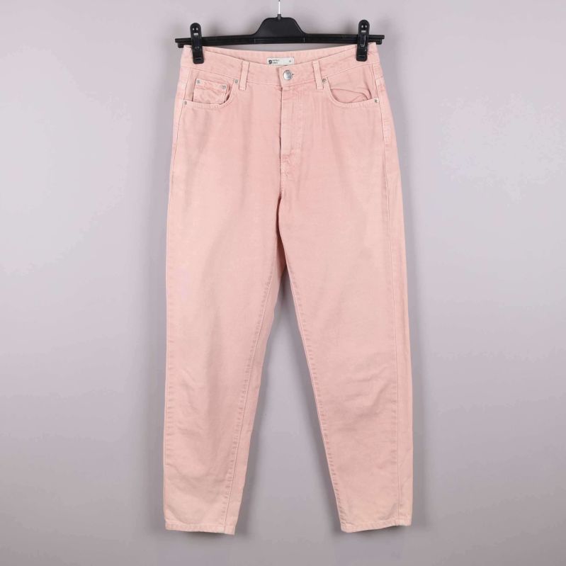 Framsidan av ljusrosa jeans