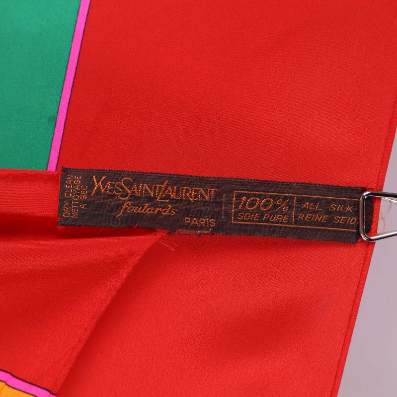 Materialetikett visar 100% siden på scarf från YSL