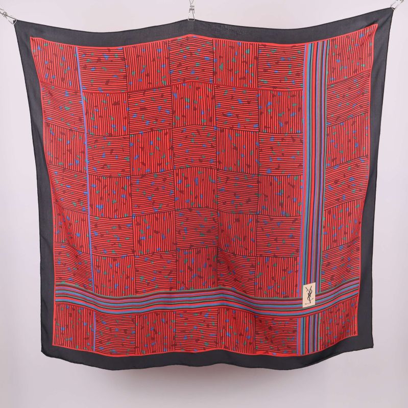Hel scarf i rött och svart med färgglatt rutmönster och YSL-logga