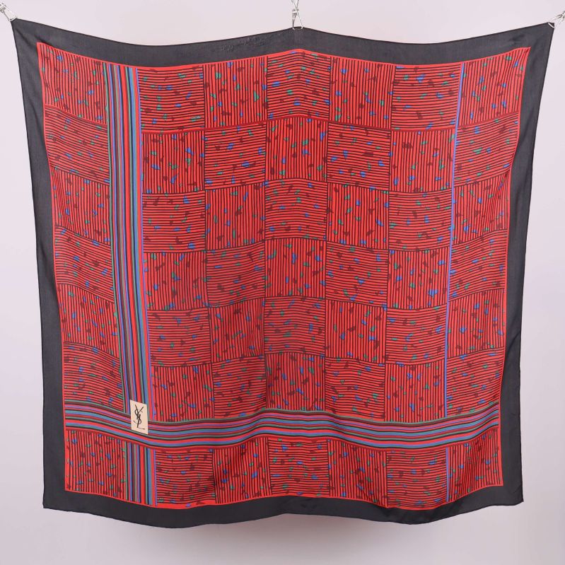 Kvadratisk scarf utvikt med ränder och små färginslag