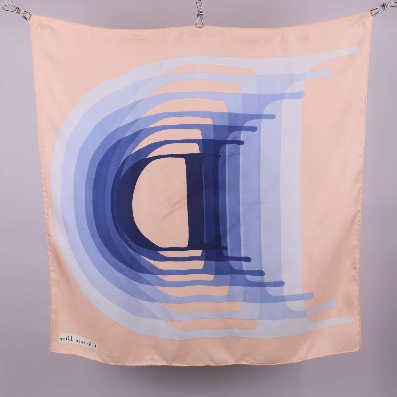 Baksida av aprikos sjal med blått D-motiv