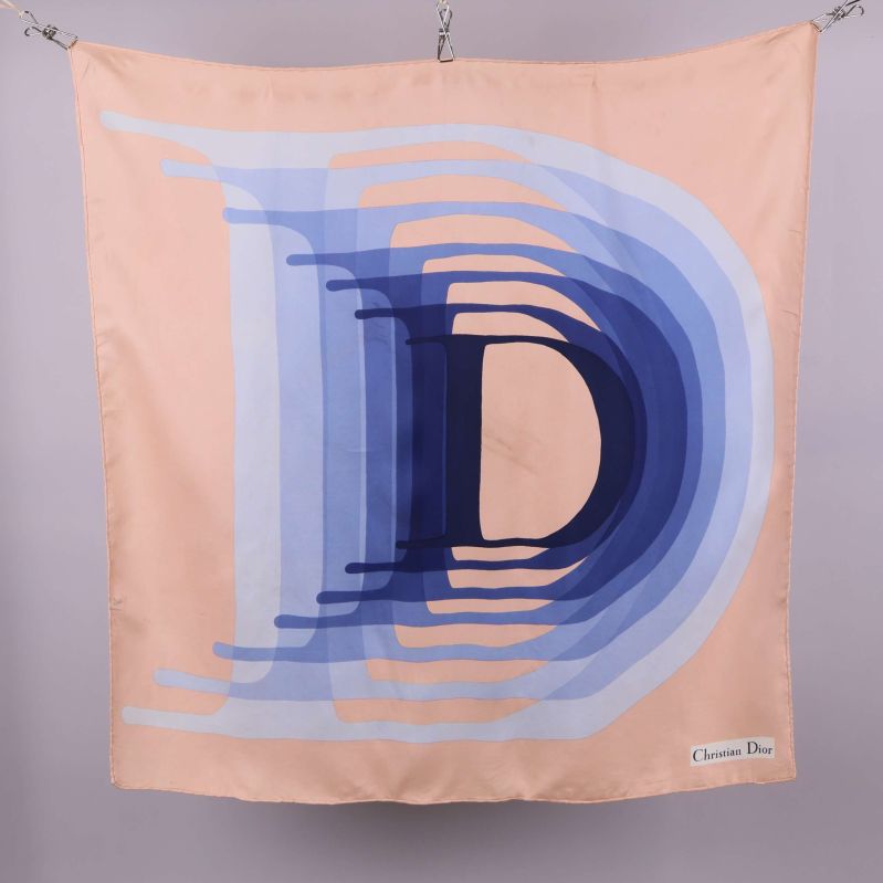 Aprikos sjal med blått D-motiv från Christian Dior