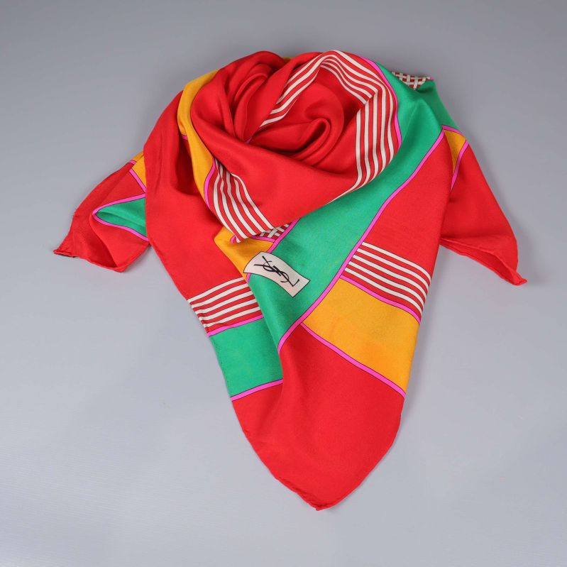 Scarfen vikt i trekant med mönster framträdande