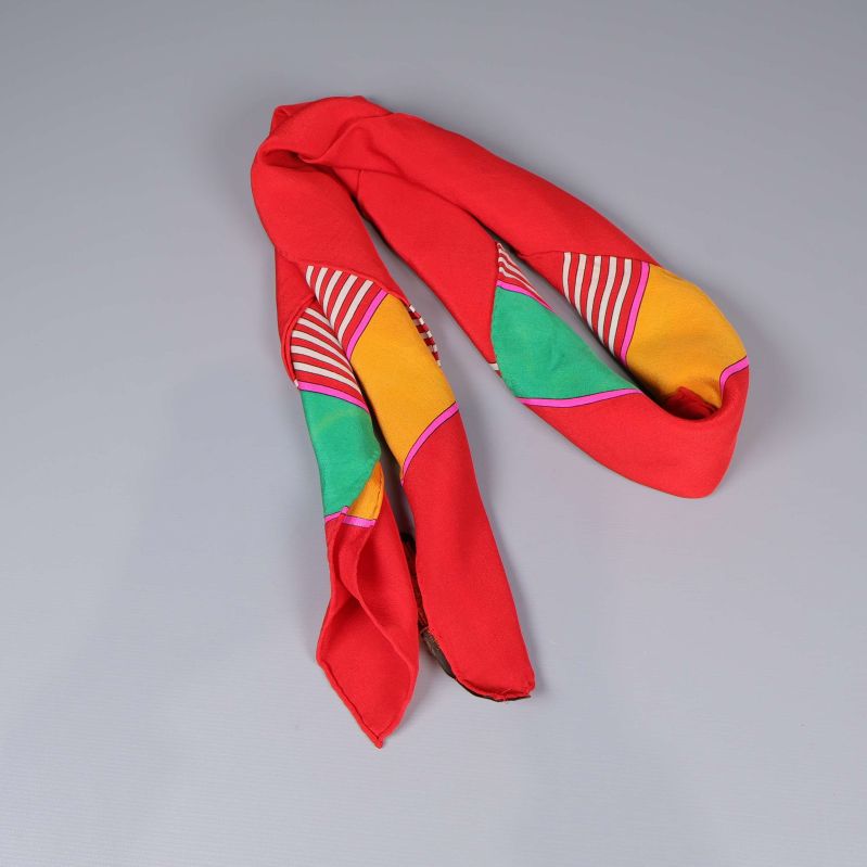 Scarfen ihoprullad visar röda och gröna partier