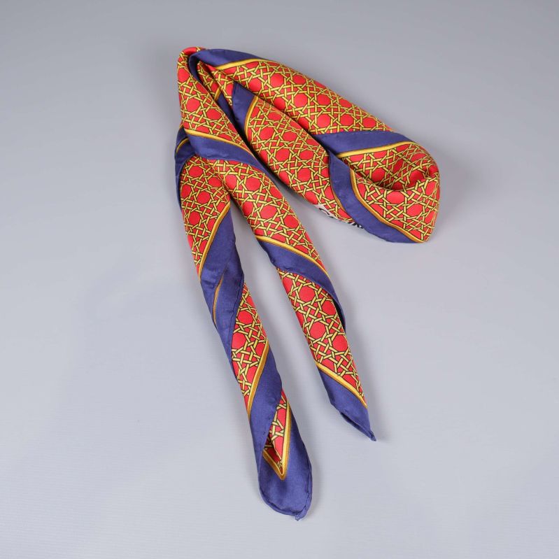 Scarf ihoprullad i spiralform på ljus yta