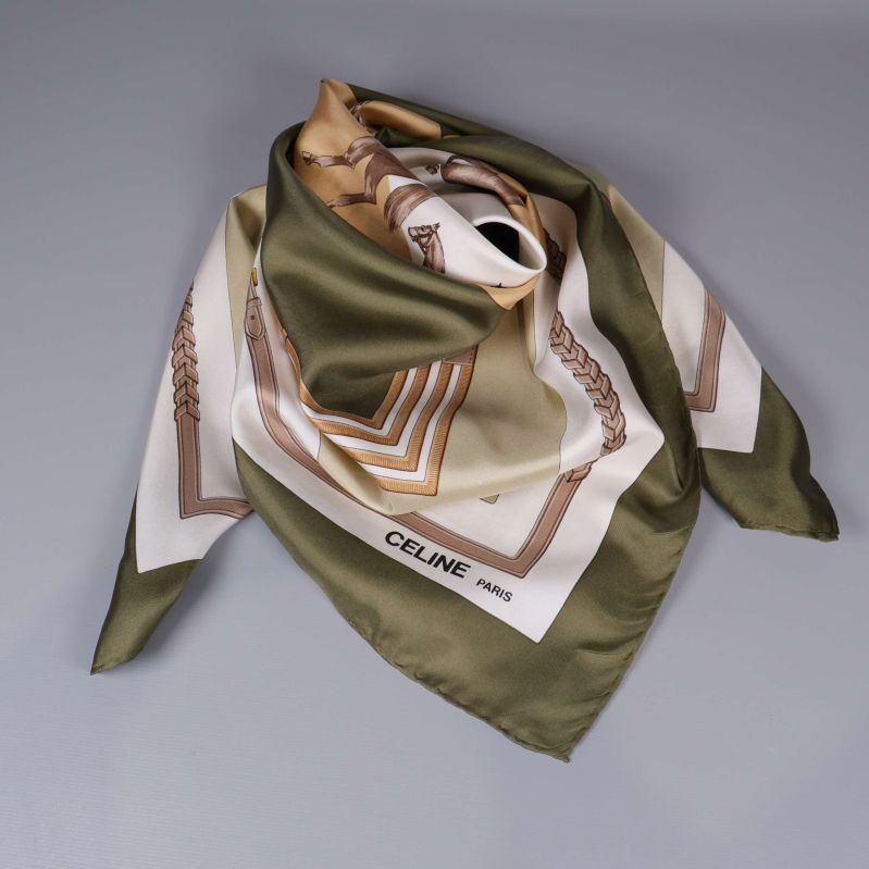 Scarf i grönt och beige liggande vikt