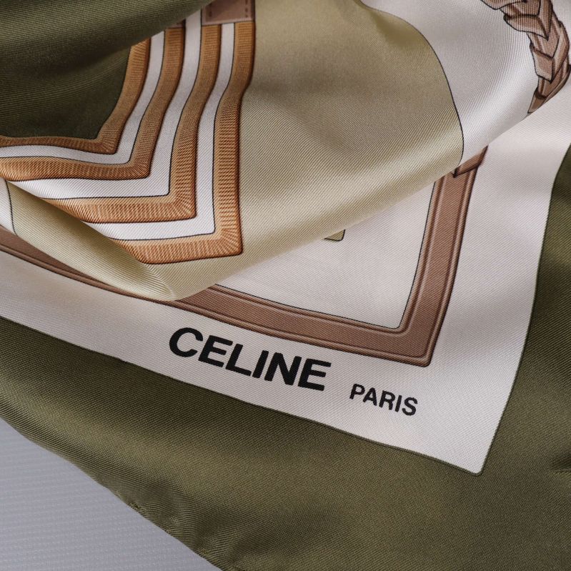 Närbild på Celine Paris-logga på scarfen