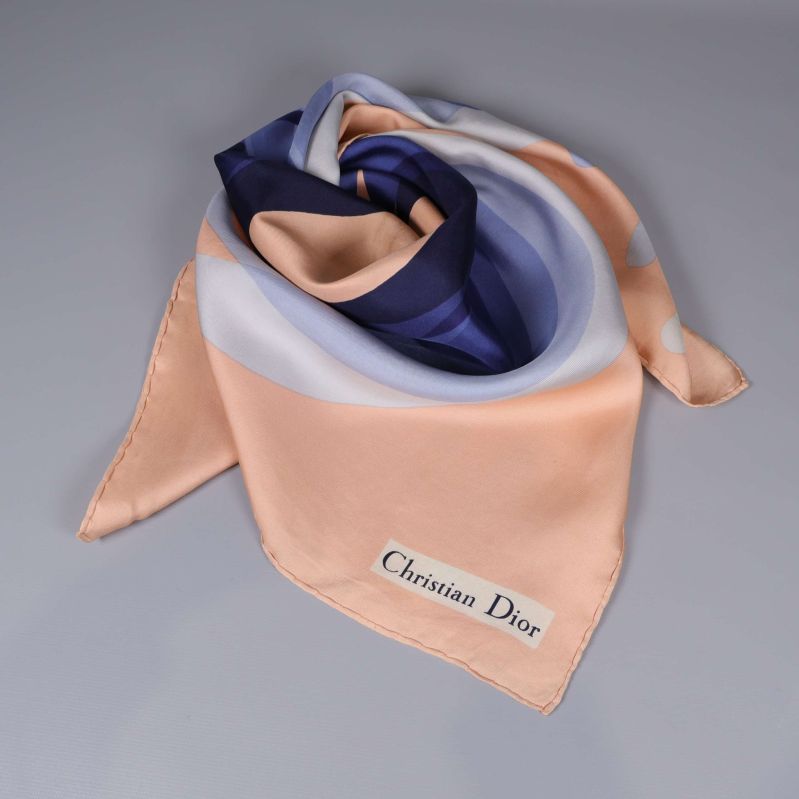 Sjal liggande vikt i spiral där loggan syns tydligt