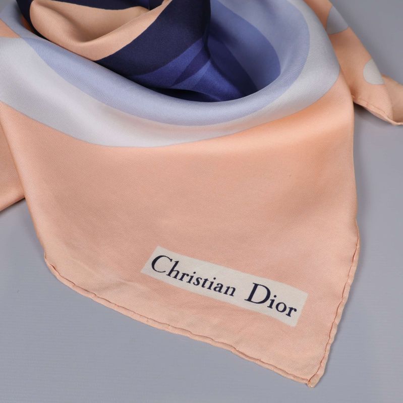 Närbild på hörnet av sjalen med Christian Dior-tryck