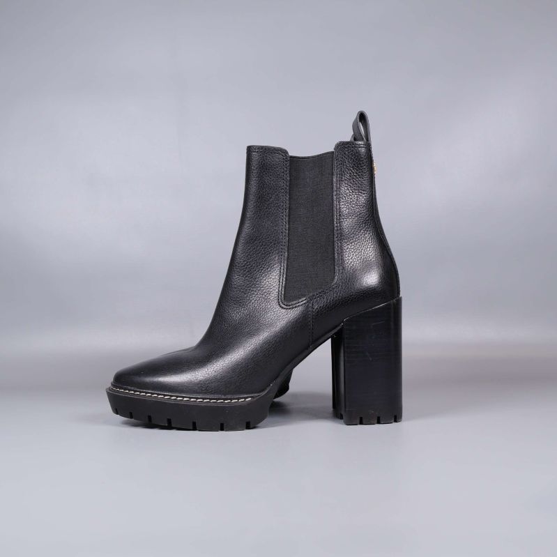 Svart chelsea boot i profil med tydlig klack