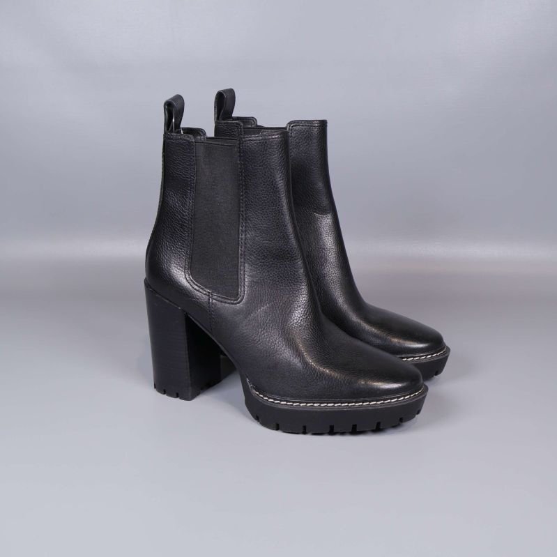 Par svarta chelsea boots från sidan