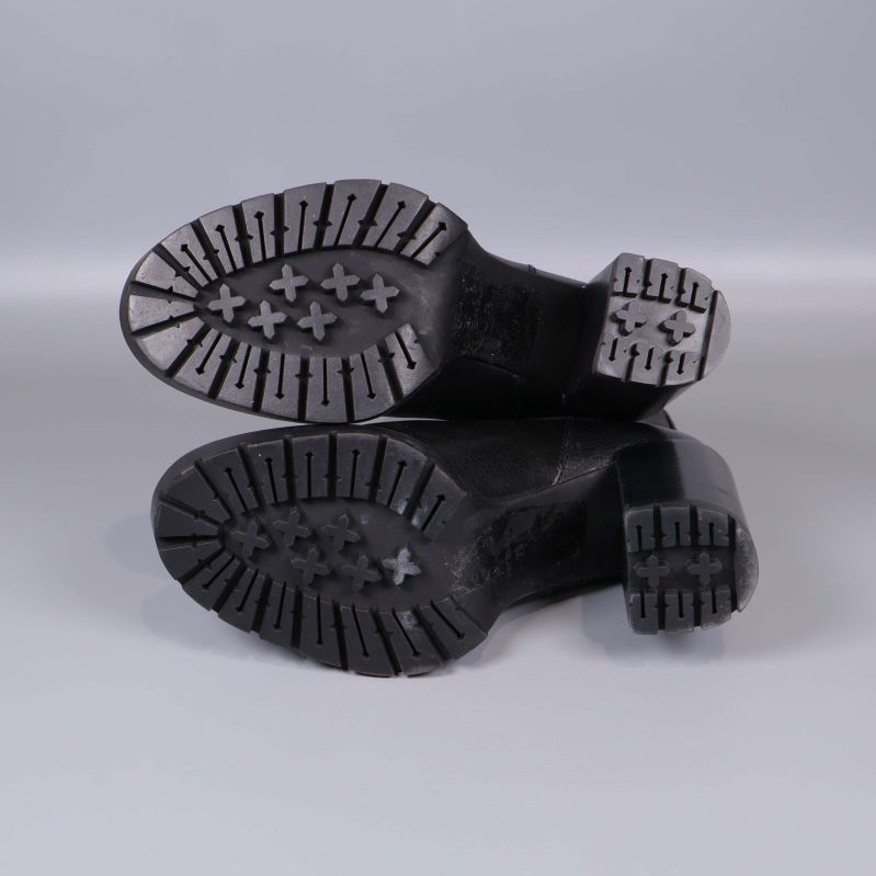  Sula på svarta chelsea boots visas underifrån