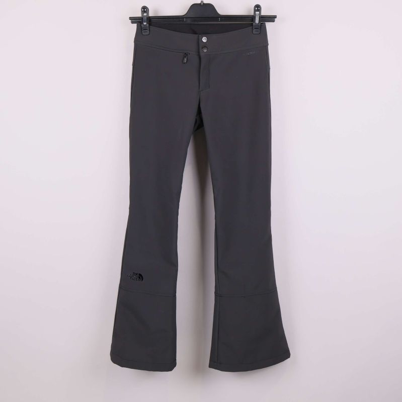 Mörkgrå softshellbyxa med utsvängt ben hängande på galge