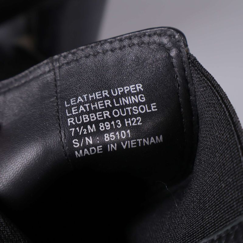 Närbild på märkning om material inuti skon