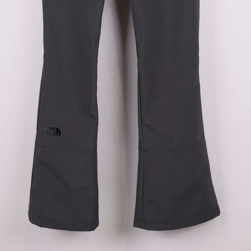 Utsvängt ben med svart logga The North Face