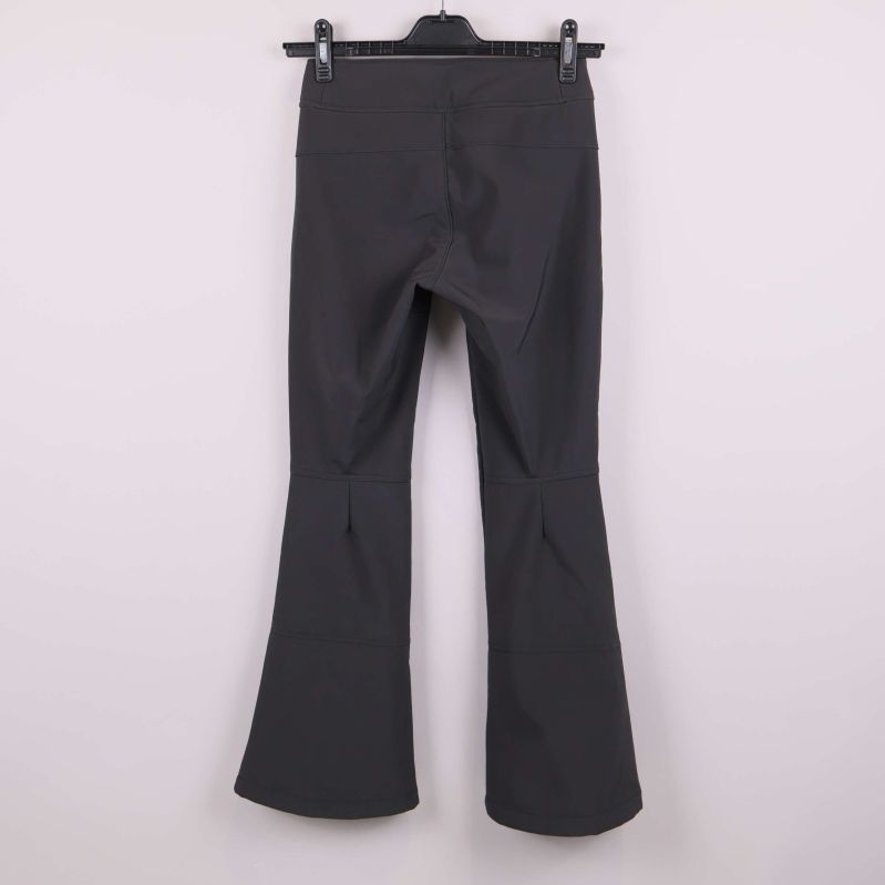 Baksidan av mörkgrå softshellbyxa med sömdetaljer