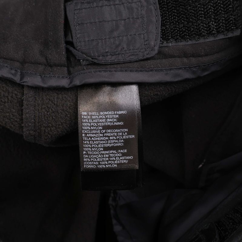 Materiallapp med text om 100% polyester och yttertyg