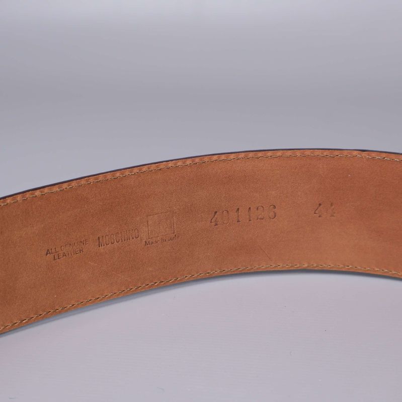 Insidan av bältet med präglad text och storleksangivelse