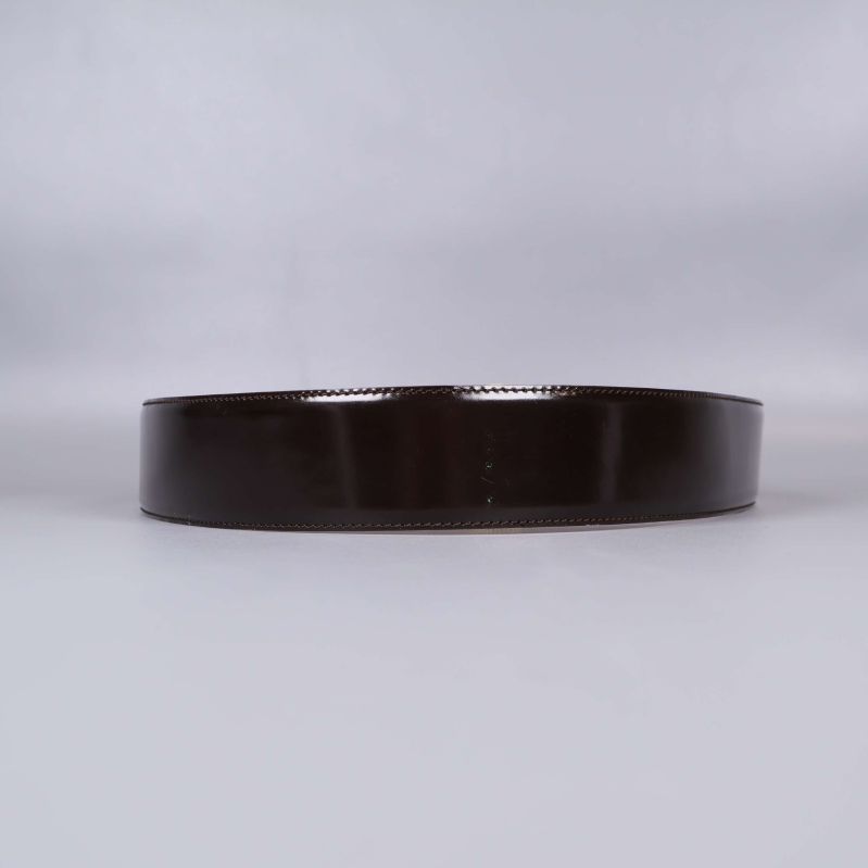 Baksidan av mörkbrunt bälte utan synliga detaljer