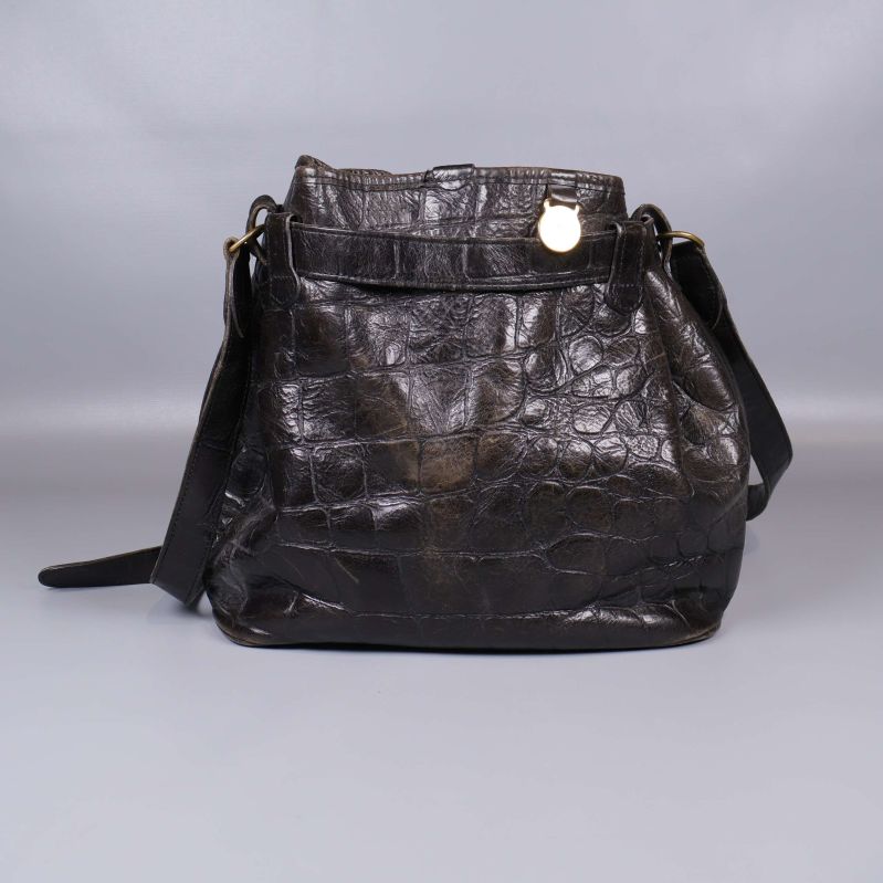 Baksidan av väska i präglat svart skinn 