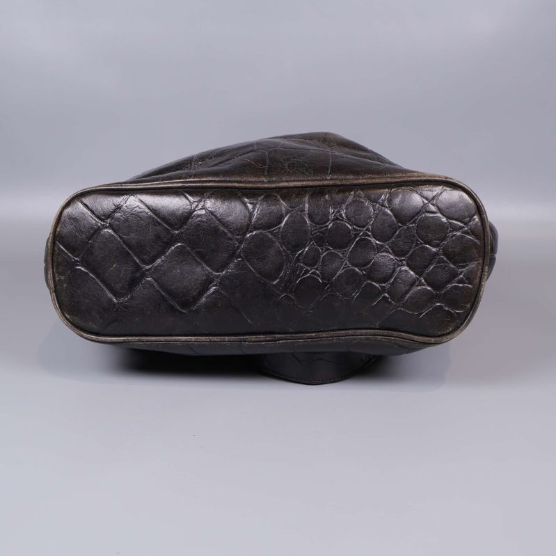 Väskans botten med präglat svart skinn synlig