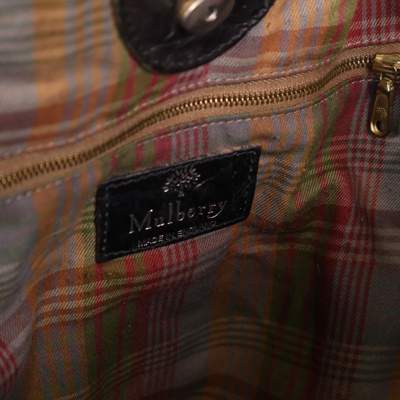 Inuti väska med rutigt foder och Mulberry-märke synligt
