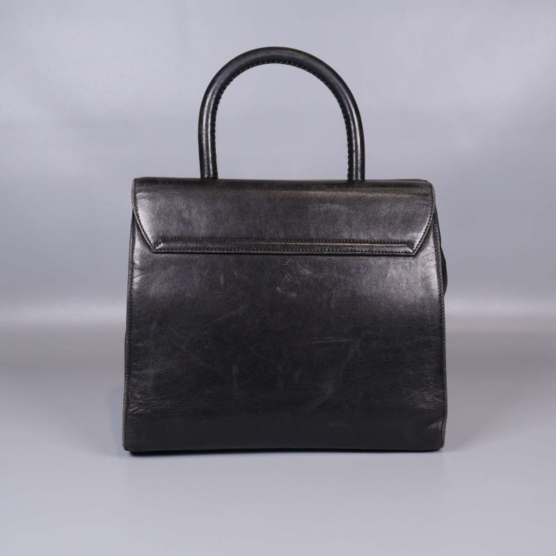 Baksidan av svart handväska i läder