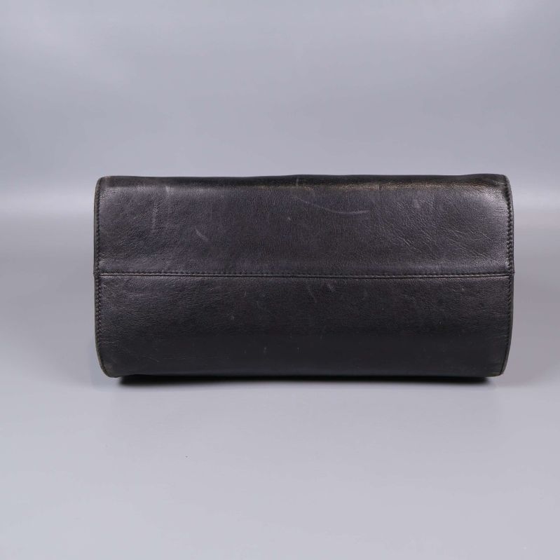 Undersida av svart handväska i läder