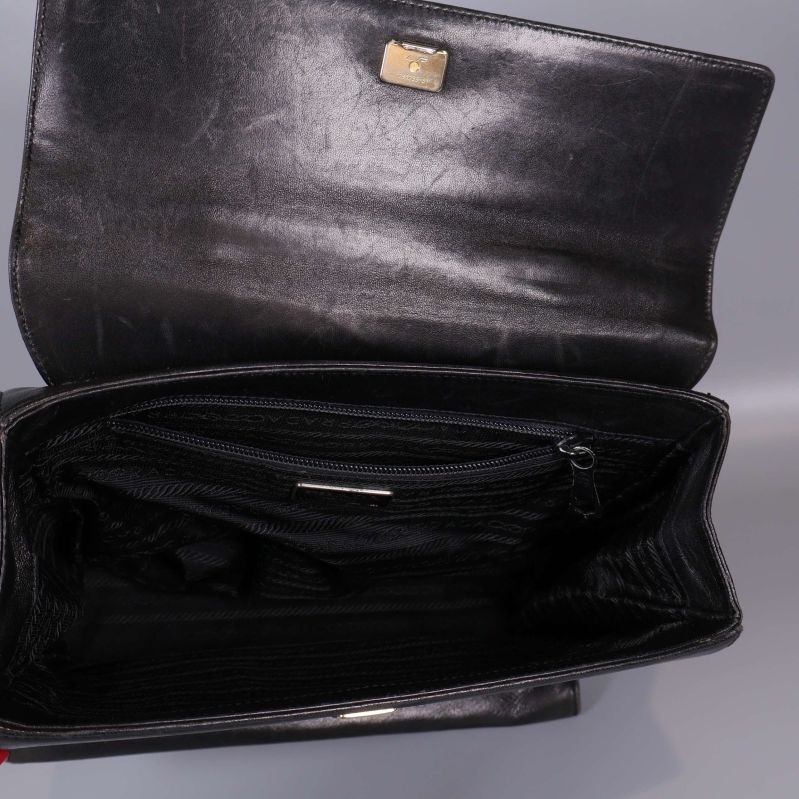 Insida av svart handväska med innerficka och dragkedja