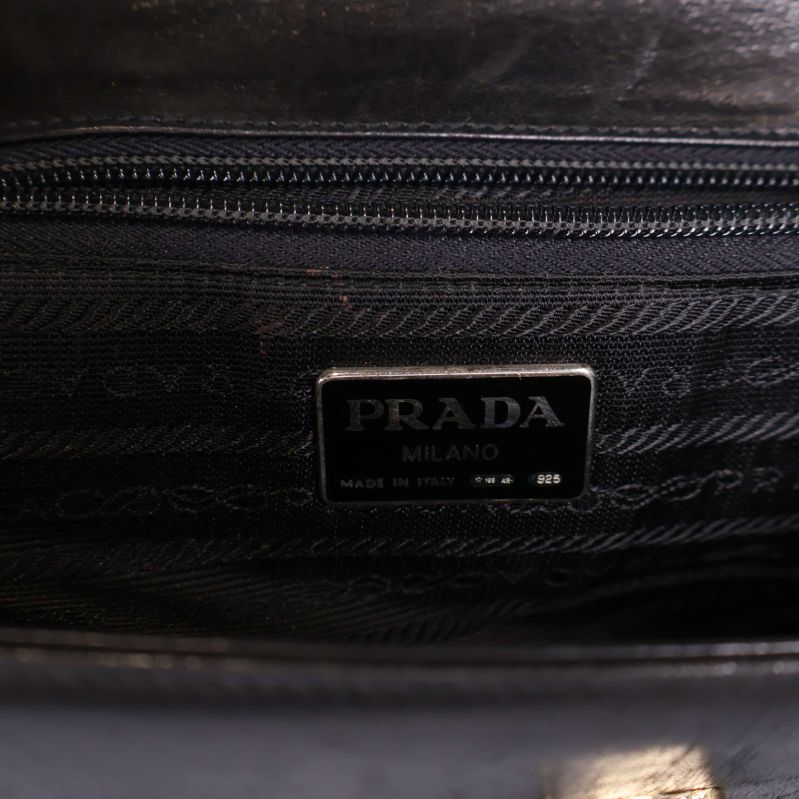 Närbild av PRADA-märke på insidan av handväska