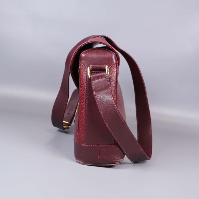 Sidan av vinröd läderväska