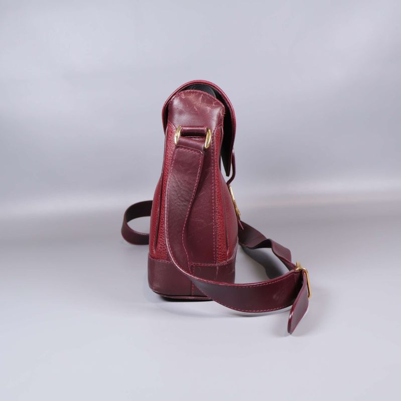 Sidan av väskan med rem och metallspänne