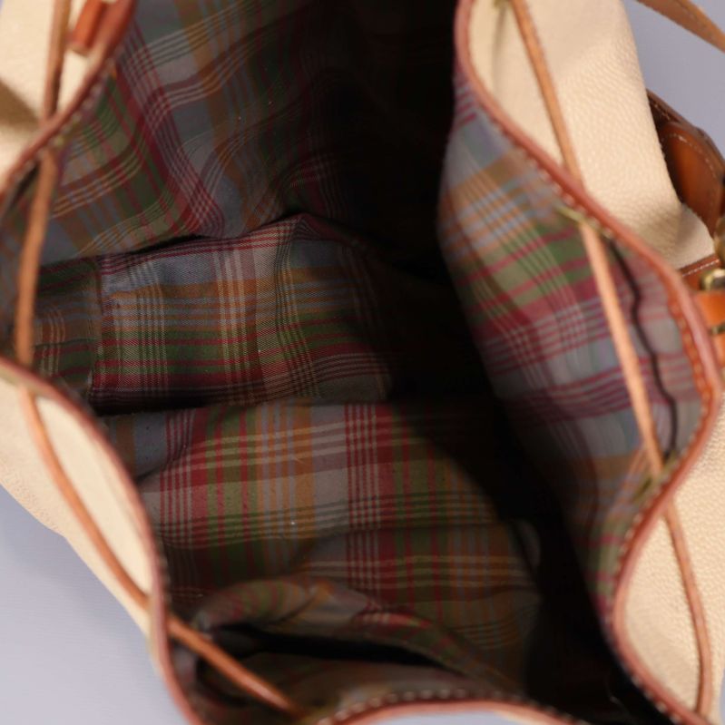 Närbild på invändigt rutigt tygfoder i grönt och rött