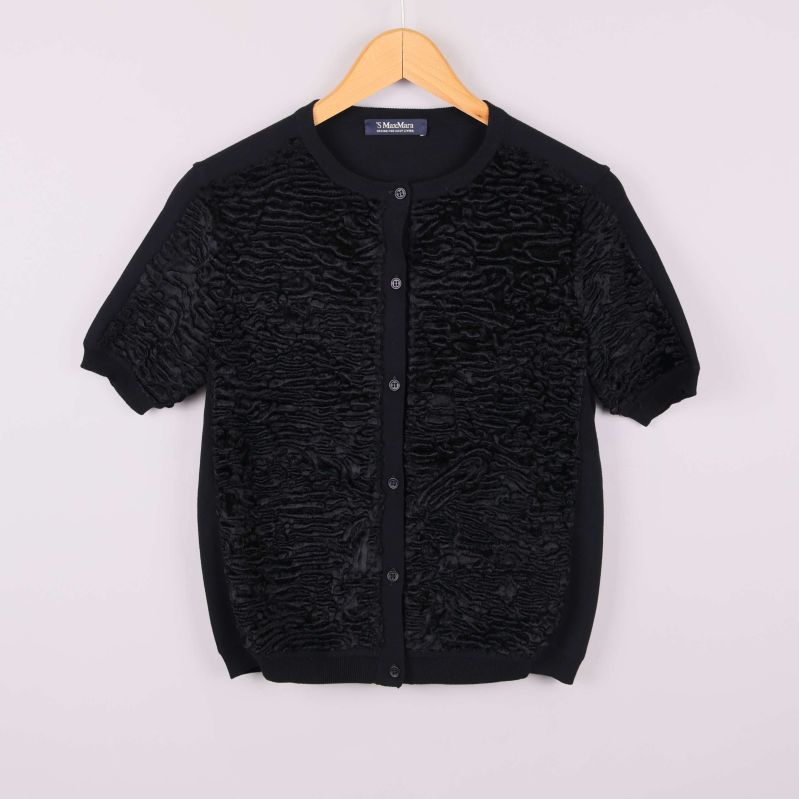 Svart kortärmad kofta framifrån