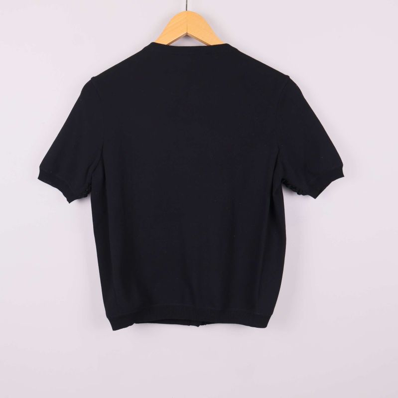 Svart kortärmad kofta bakifrån