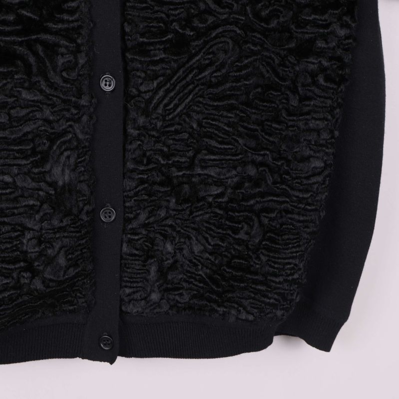 Närbild på svart koftas texturerade material